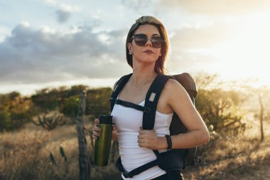 Sırt çantasıyla gezen mutlu genç kadın.