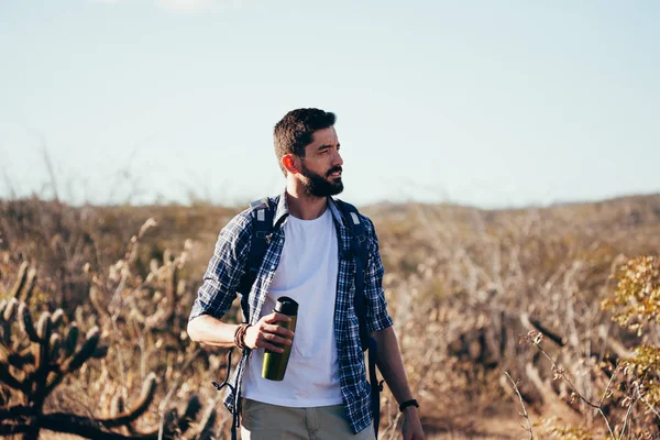 mutlu genç adam sırt çantası ile hiking