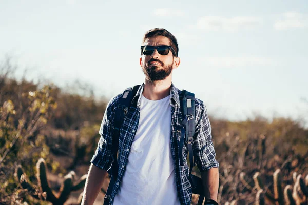 mutlu genç adam sırt çantası ile hiking