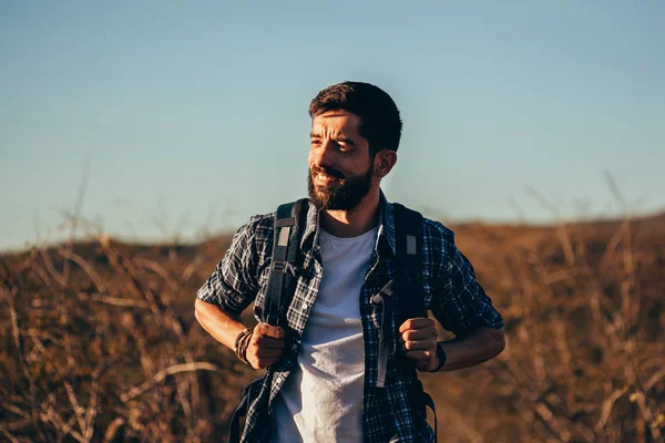 mutlu genç adam sırt çantası ile hiking