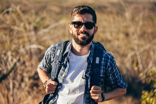 mutlu genç adam sırt çantası ile hiking