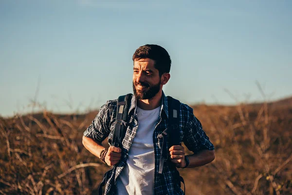 mutlu genç adam sırt çantası ile hiking