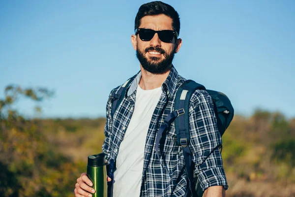 mutlu genç adam sırt çantası ile hiking