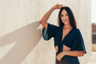 Güneşli mutlu genç kadın portresi