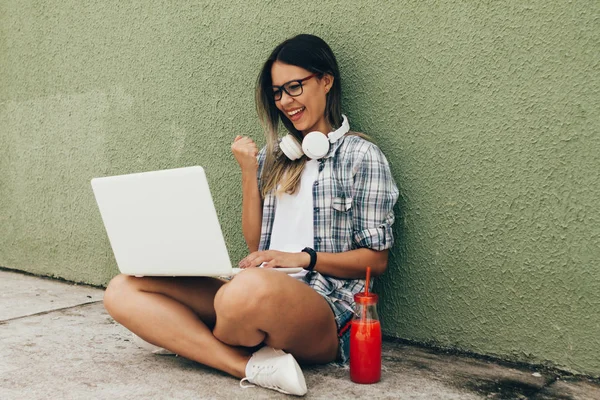 Potret Wanita Muda Menggunakan Laptop Dengan Headphone Jalan — Stok Foto