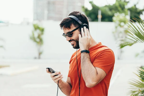 Чоловік Слухає Музику Смартфоном Вулиці — стокове фото