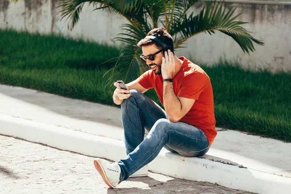 Man Luisteren Naar Muziek Met Zijn Smartphone Straat — Stockfoto