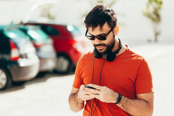 Homem Ouvindo Música Com Seu Smartphone Rua — Fotografia de Stock