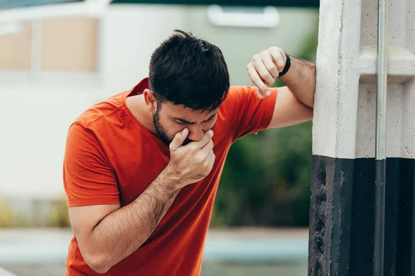 Porträtt Ung Man Full Eller Illamående Kräkningar Utomhus — Stockfoto