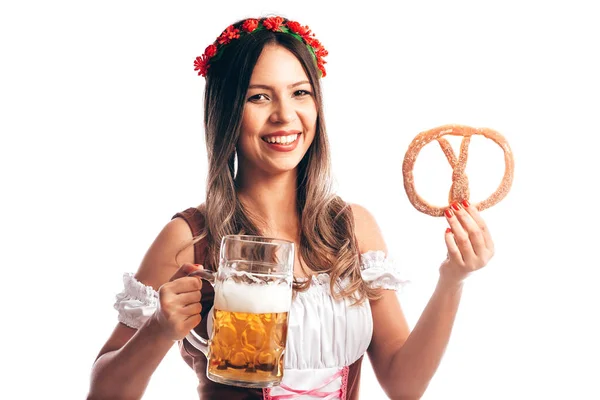 漂亮的姑娘在传统的德国服装与椒盐脆饼和慕尼黑啤酒节 啤酒上白色孤立 — 图库照片