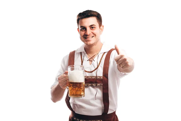 在巴伐利亚传统服装 拿着杯啤酒的人 — 图库照片