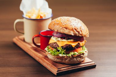 Zanaat sığır eti hamburger ve patates kızartması ahşap tablo
