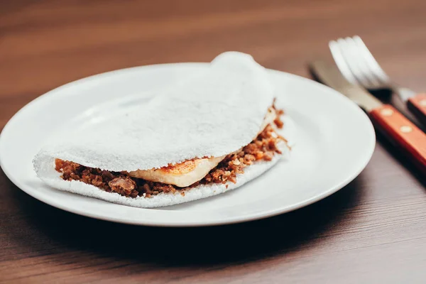 Brasilianische Tapioka Mit Käse Coalho Über Einem Holztisch — Stockfoto