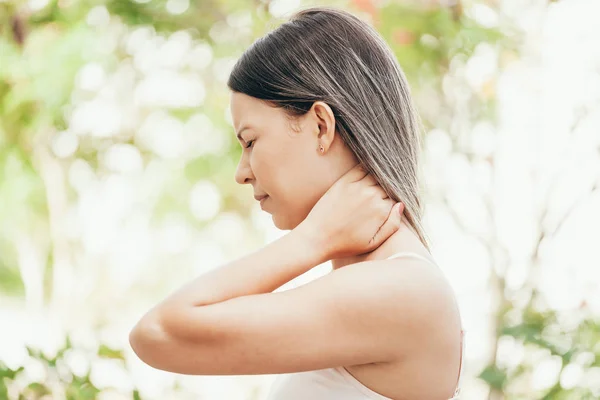 Mujer Joven Con Dolor Cuello Aire Libre —  Fotos de Stock