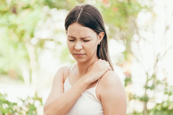 Young Woman Neck Pain Outdoors — Stock Photo, Image