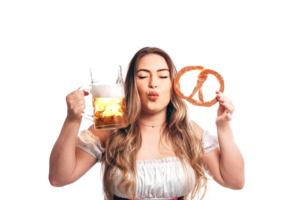 Gadis Menarik Dalam Kostum Tradisional Jerman Dengan Pretzel Dan Bir — Stok Foto