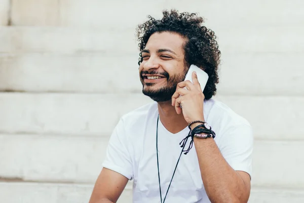 Młody Czarny Człowiek Pomocą Telefonów Komórkowych Ulicy — Zdjęcie stockowe