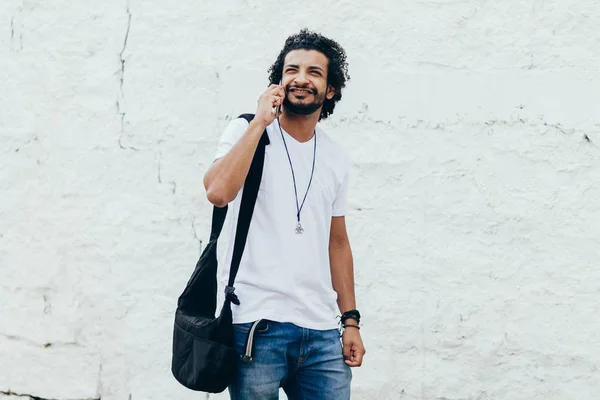 Ung Svart Man Använder Mobiltelefon Gatan — Stockfoto