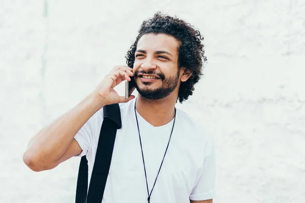 Молодой Чернокожий Мужчина Использует Мобильный Телефон Улице — стоковое фото