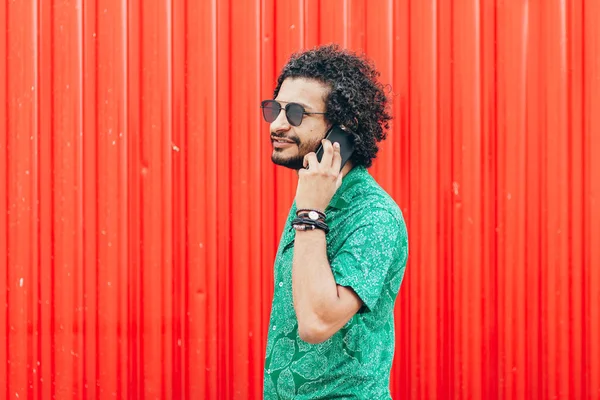 Ung Svart Man Använder Mobiltelefon Gatan — Stockfoto