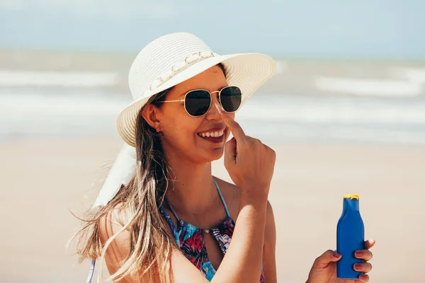 Sonnencreme Sonnencreme Frau Die Sonnencreme Auf Nase Lächelnd Schönen Sommertag — Stockfoto