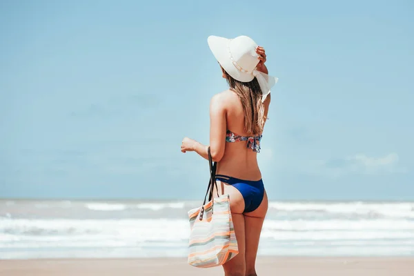 Vista Trasera Una Mujer Con Bolso Rayas Sombrero Paja Playa — Foto de Stock