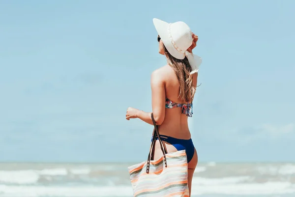 Bakifrån Kvinna Med Randigt Väska Och Stråhatt Tropical Beach — Stockfoto