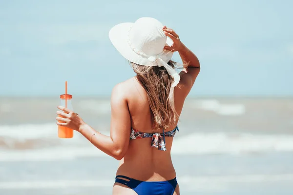 Fashion Woman Drinking Cocktail Beach — Stock Photo, Image