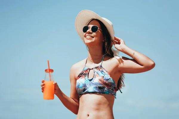 Fashion Woman Drinking Cocktail Beach — Stock Photo, Image