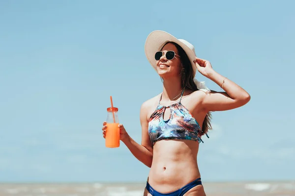 Modefrau Trinkt Cocktail Strand — Stockfoto