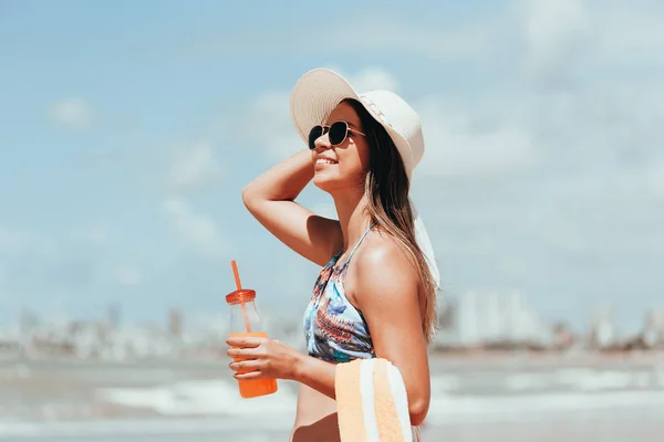 Mujer Moda Bebiendo Cóctel Playa — Foto de Stock