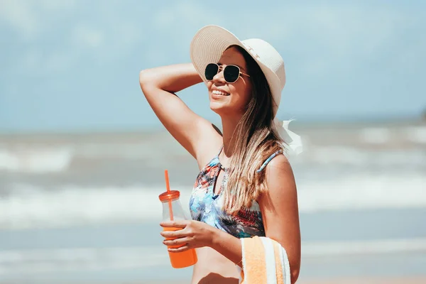 Mode Kvinna Dricka Cocktail Stranden — Stockfoto