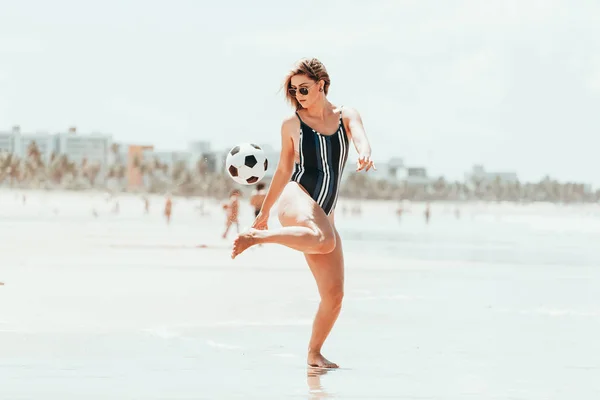 Young Wriends Playing Soccer Beach — Stock Photo, Image