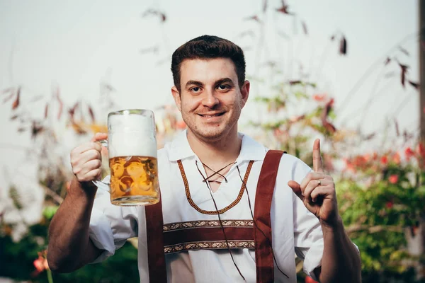 Людина Традиційному Баварському Одязі Тримає Чашку Пива — стокове фото