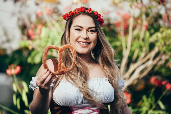 Gadis Yang Menarik Dalam Kostum Tradisional Jerman Dengan Pretzel Oktoberfest — Stok Foto