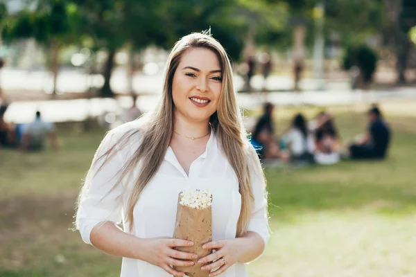 Wanita Muda Taman Makan Popcorn Pada Hari Yang Cerah Indah — Stok Foto
