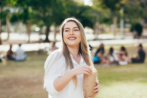 Young Woman Park Eating Popcorn Beautiful Sunny Day — Stock Photo, Image