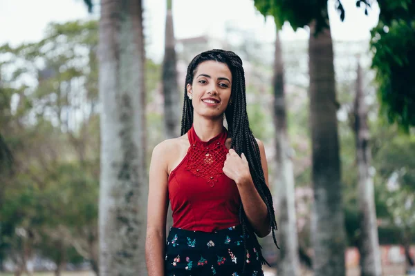 Retrato Hermosa Mujer Negra Feliz Con Cabello Trenzado — Foto de Stock