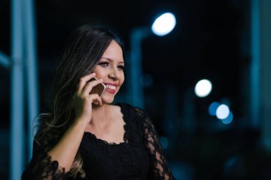 Kadın geceleri şehir cep telefonu kullanımı