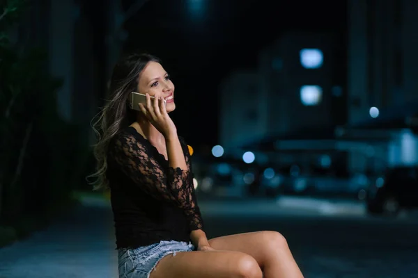 Vrouw Gebruik Van Mobiele Telefoon Stad Bij Nacht — Stockfoto