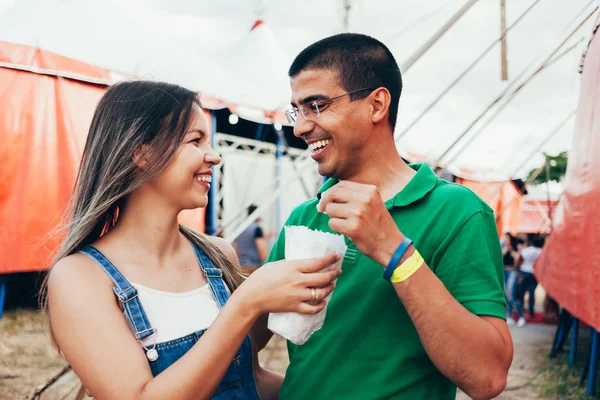 Jovem Casal Desfrutar Dia Parque Diversões Circo — Fotografia de Stock