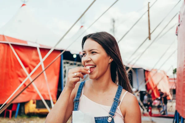 Mujer Joven Disfrutando Día Parque Atracciones Circo —  Fotos de Stock