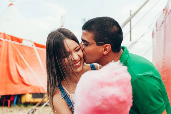 Jong Koppel Genieten Van Een Dag Het Pretpark Een Circus — Stockfoto