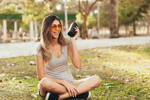 Joven Hermosa Mujer Disfrutando Música Parque Aire Libre Mujer Escuchando — Foto de Stock