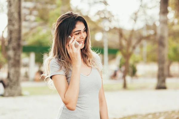 Donna Sorridente Utilizzando Telefono Cellulare Nel Parco Una Giornata Sole — Foto Stock