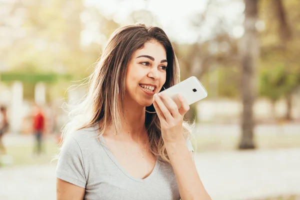 Donna Sorridente Utilizzando Telefono Cellulare Nel Parco Una Giornata Sole — Foto Stock