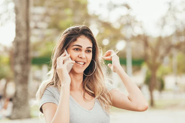 Donna Sorridente Utilizzando Telefono Cellulare Nel Parco Una Giornata Sole — Foto Stock