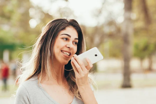 Donna Sorridente Utilizzando Telefono Cellulare Nel Parco Una Giornata Sole — Foto Stock