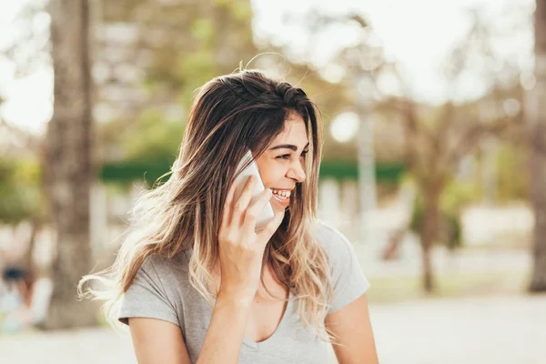 Donna Sorridente Utilizzando Telefono Cellulare Nel Parco Una Giornata Sole — Foto Stock