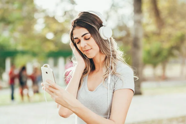 Giovane Donna Nel Parco Che Ascolta Musica Con Cuffie Una — Foto Stock